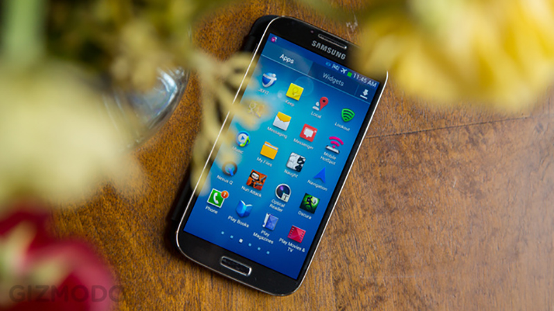 The first 16:9 Samsung phone. (Image: Brent Rose/Gizmodo)